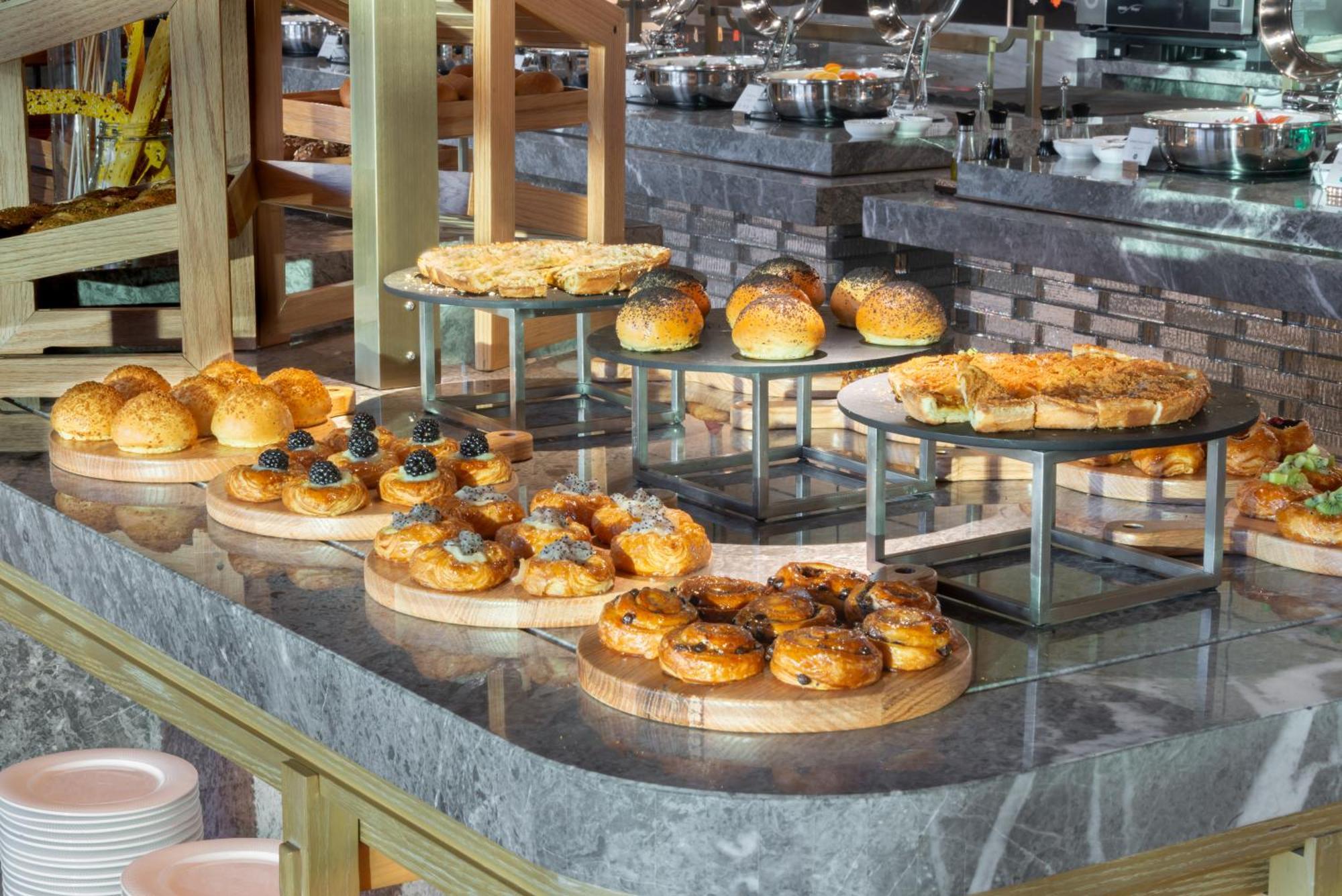 Narcissus The Royal Hotel Rijád Exteriér fotografie A selection of pastries