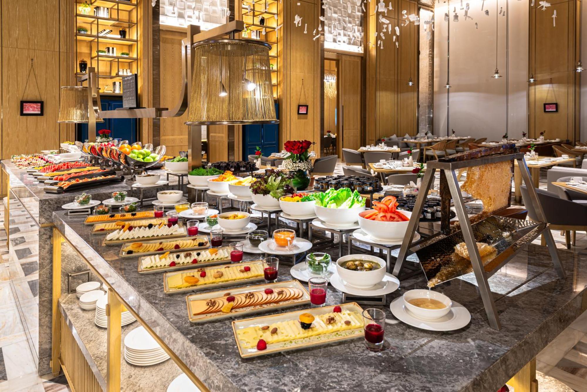 Narcissus The Royal Hotel Rijád Exteriér fotografie A buffet at a hotel
